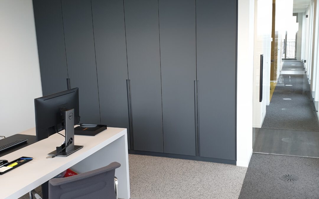 Kantoor werkplek met archiefkasten